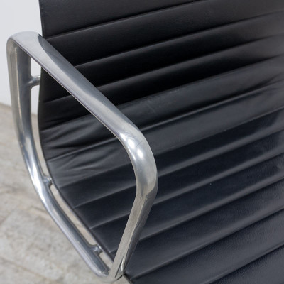 Vitra Aluminium Chair EA 118 2nd C.