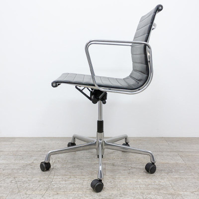 Vitra Aluminium Chair EA 118 2nd C.