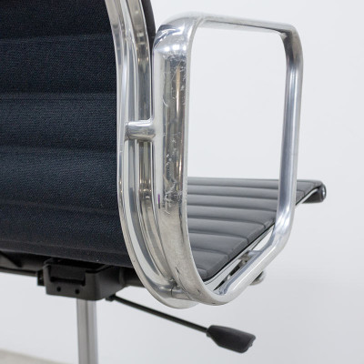 Vitra Aluminium Chair EA 118 2nd C.