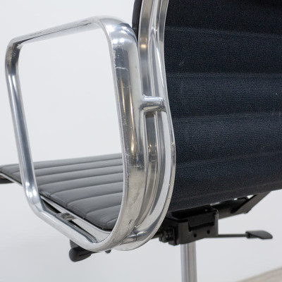 Vitra Aluminium Chair EA 118 2nd C.