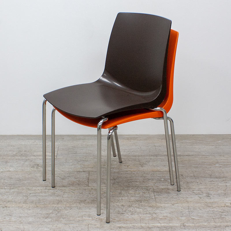 Chaise coque marron