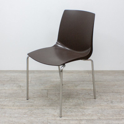 Chaise coque marron