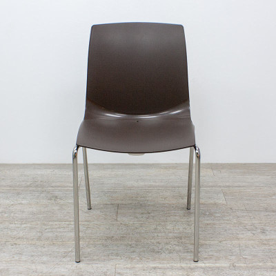 Chaise coque marron