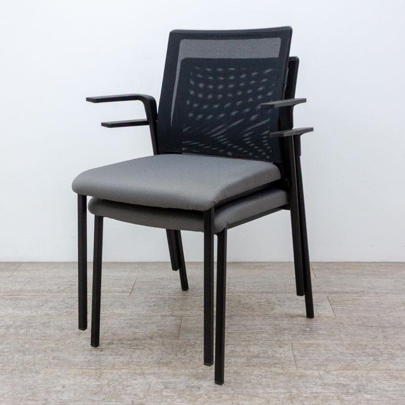 Chaise 4 pieds + acc. en tissu gris