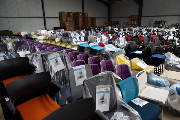 stock de mobilier de bureau reconditionné