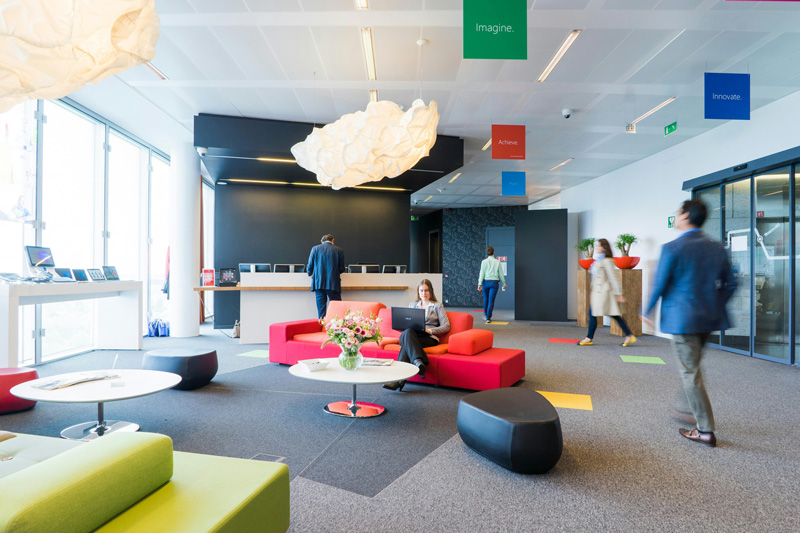 aménagement hall d'entreprise coloré