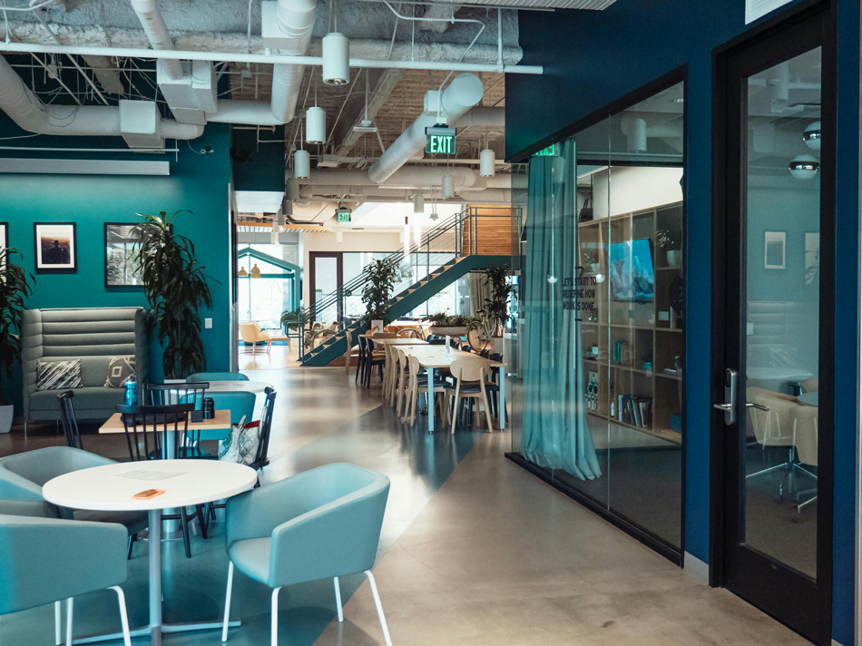 aménagement d'un espace de coworking avec belle décoration