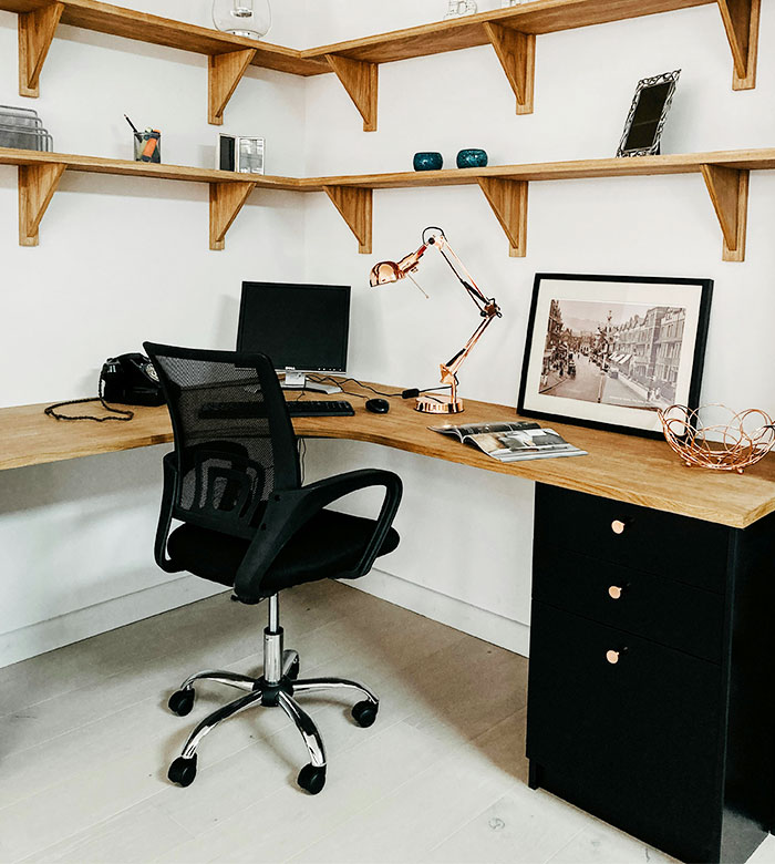 bureau d'angle à la maison