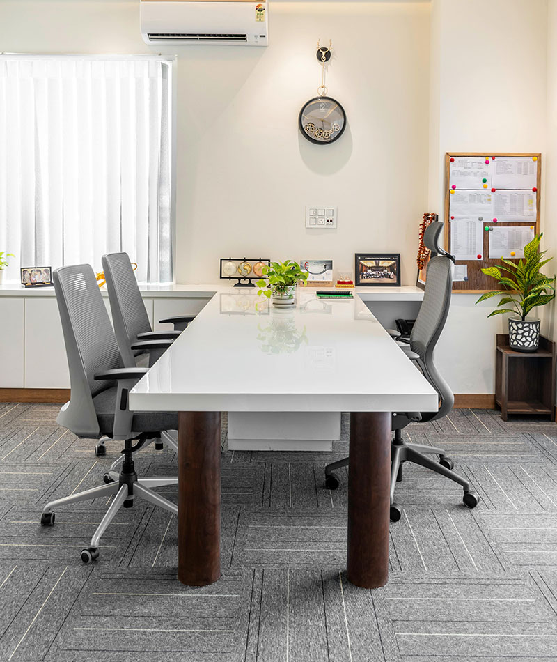 bureau de direction avec deux chaises visiteur