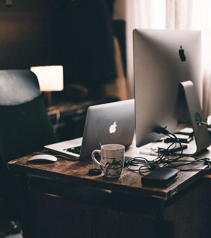 câbles de PC sur bureau