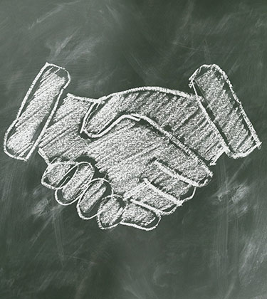 poignée de main dessinée sur un tableau