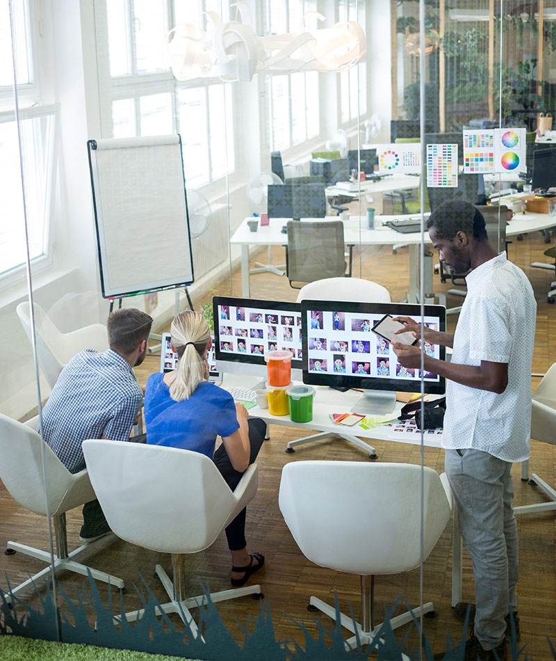 écran de PC dans un open space