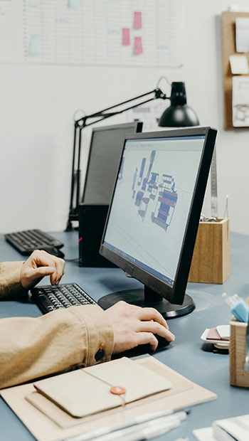  écran de PC sur un bureau 