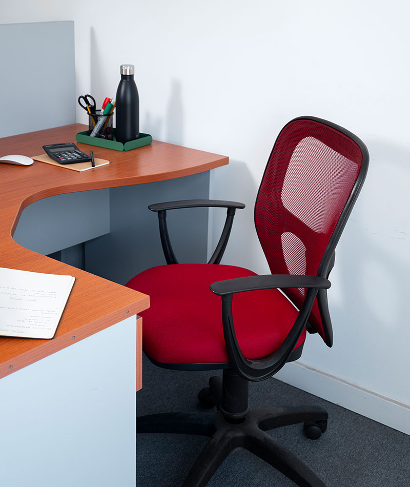 fauteuil et bureau d'angle