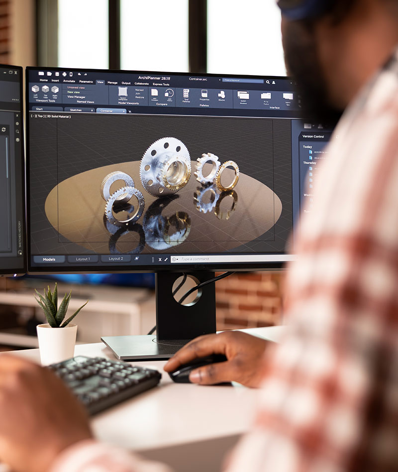 graphiste travaillant sur un écran de PC pro de qualité