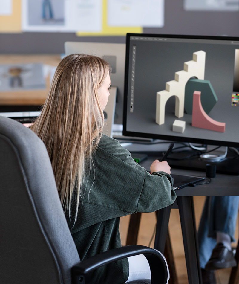 graphiste travaillant sur un écran adapté