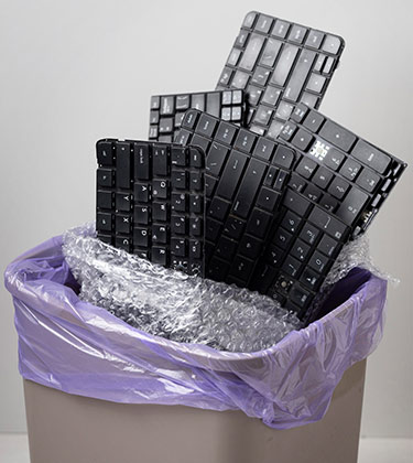 claviers dans une poubelle