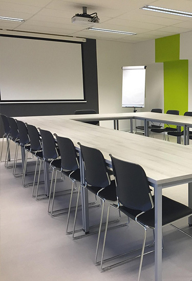 aménagement d'une salle de réunion avec du mobilier reconditionné