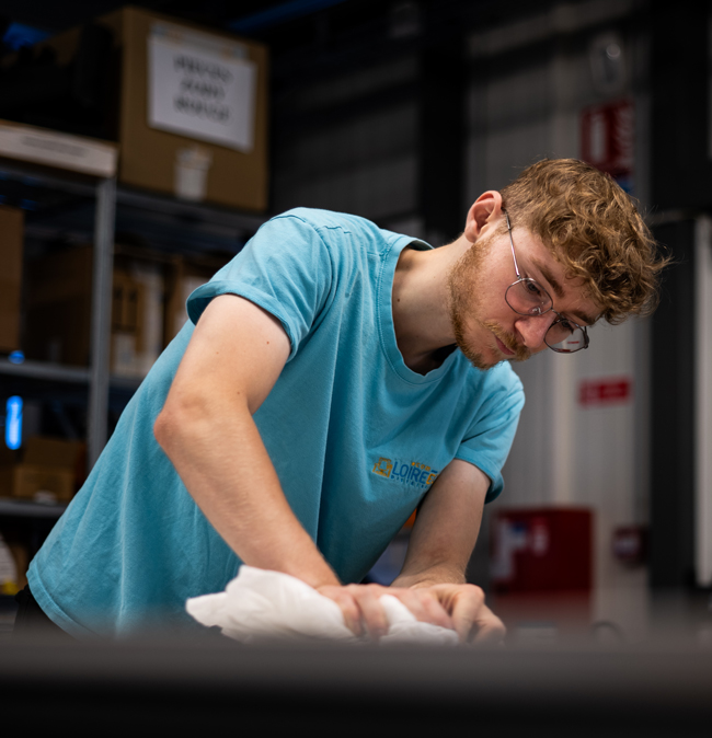 nettoyage d'un bureau par un technicien Loire Eco Distribution