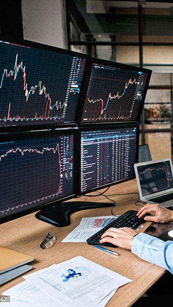  traders devant des écrans larges 